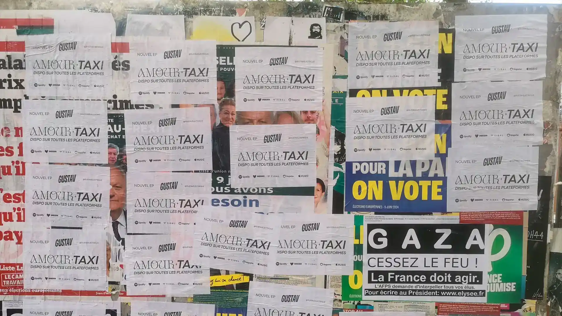 Affiche promotionnelle pour un groupe de musique, collage dans la rue