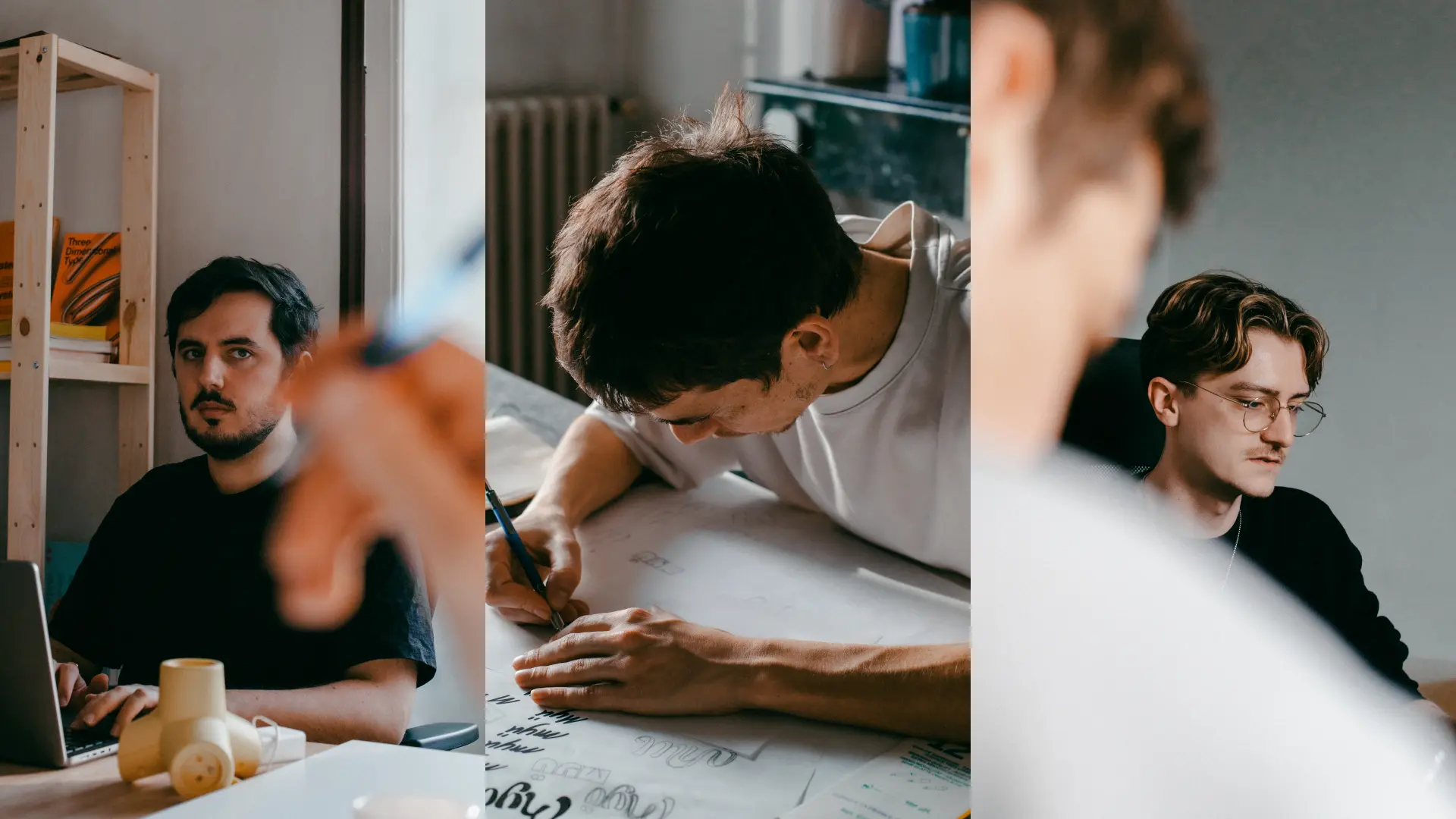 Backstage en studio : trois graphistes au travail sur ordinateur et croquis de typographie