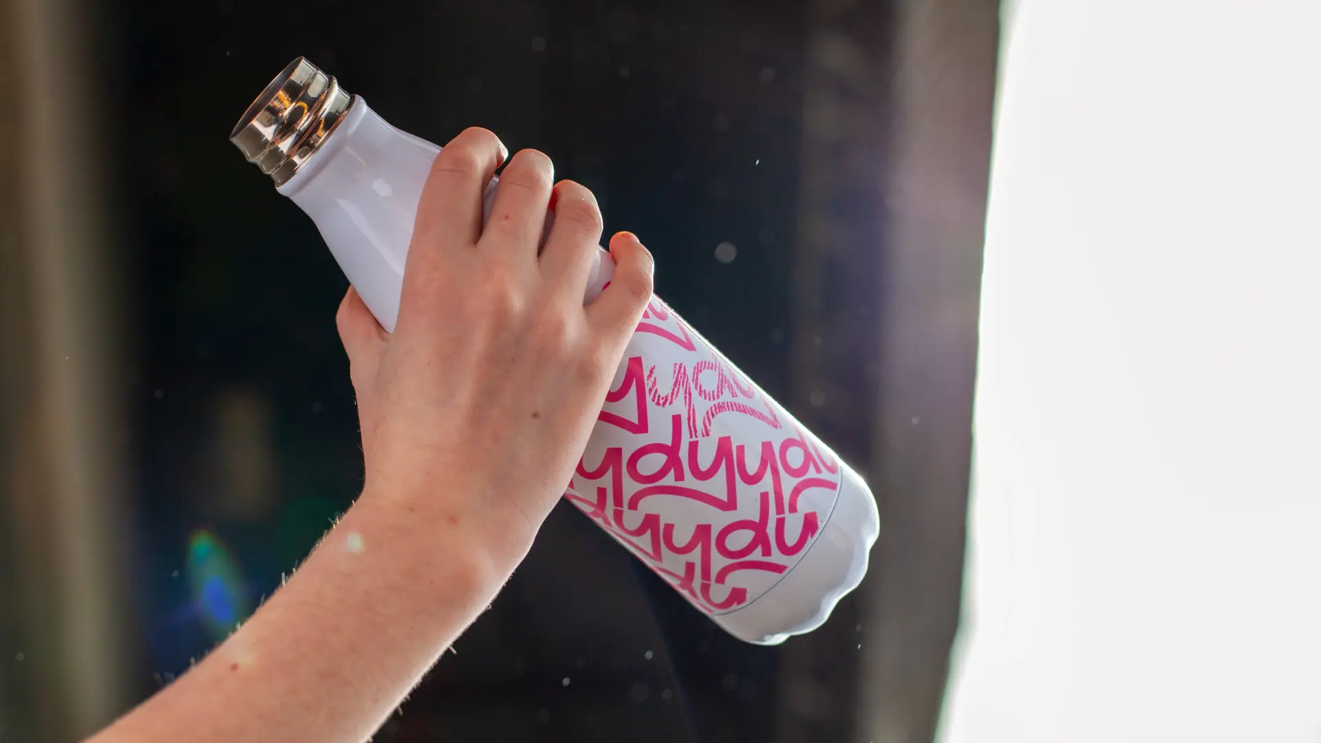 Design packaging : gourde blanche personnalisée avec une typographie rose créative