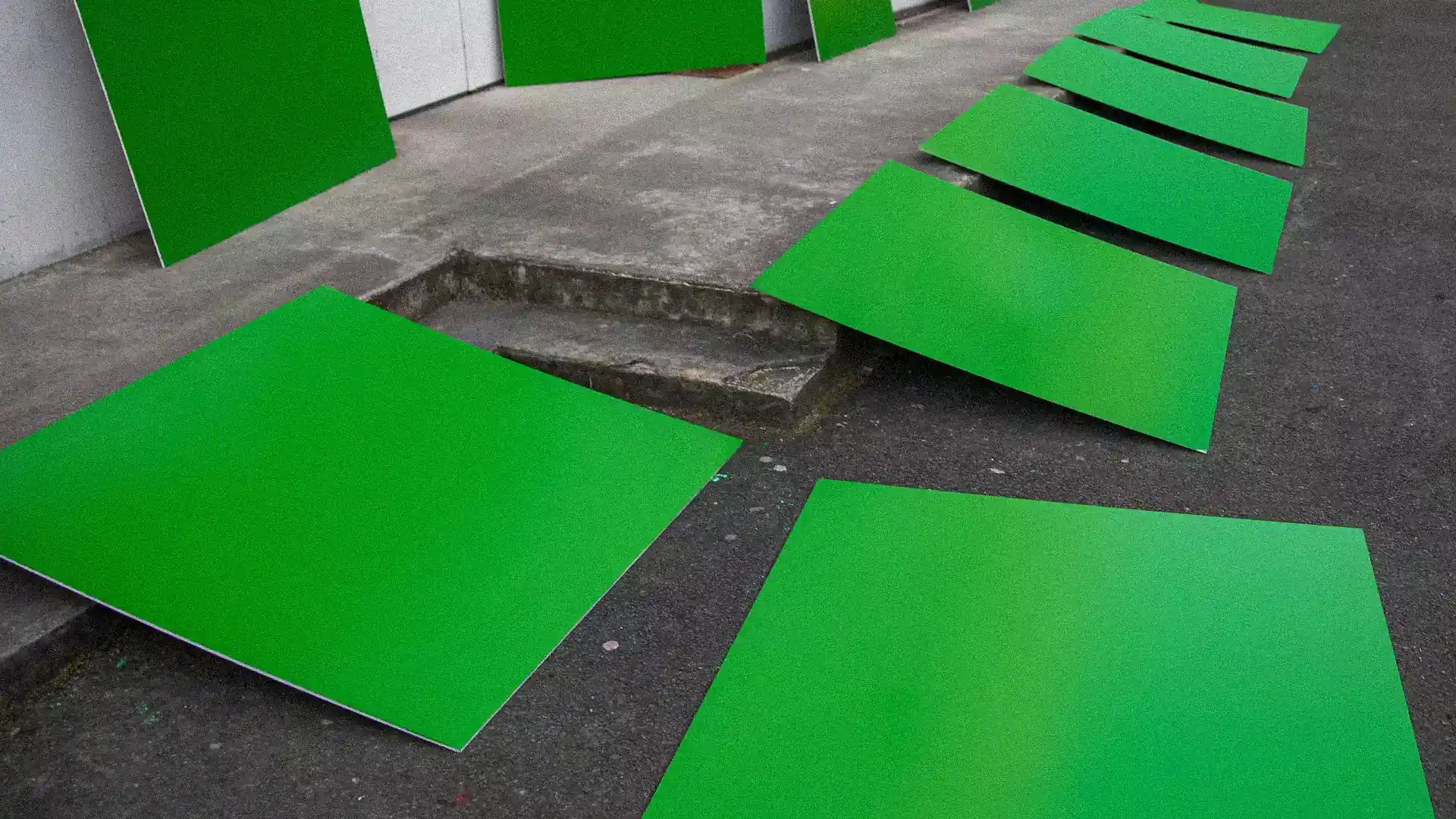 Plaques peintes conçues pour être utilisées comme fond vert