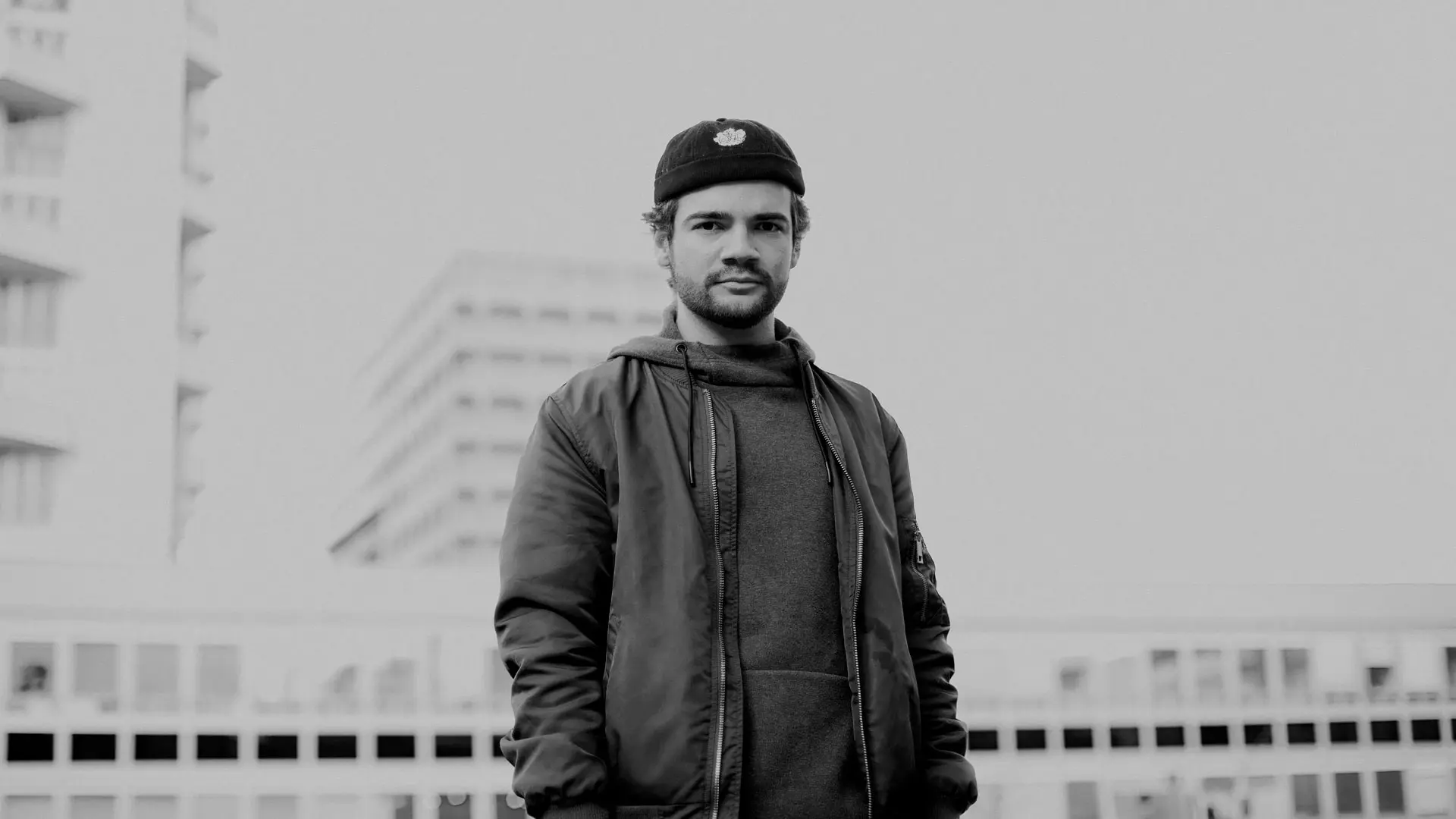 Portrait noir et blanc d'un homme dans la rue à Rennes